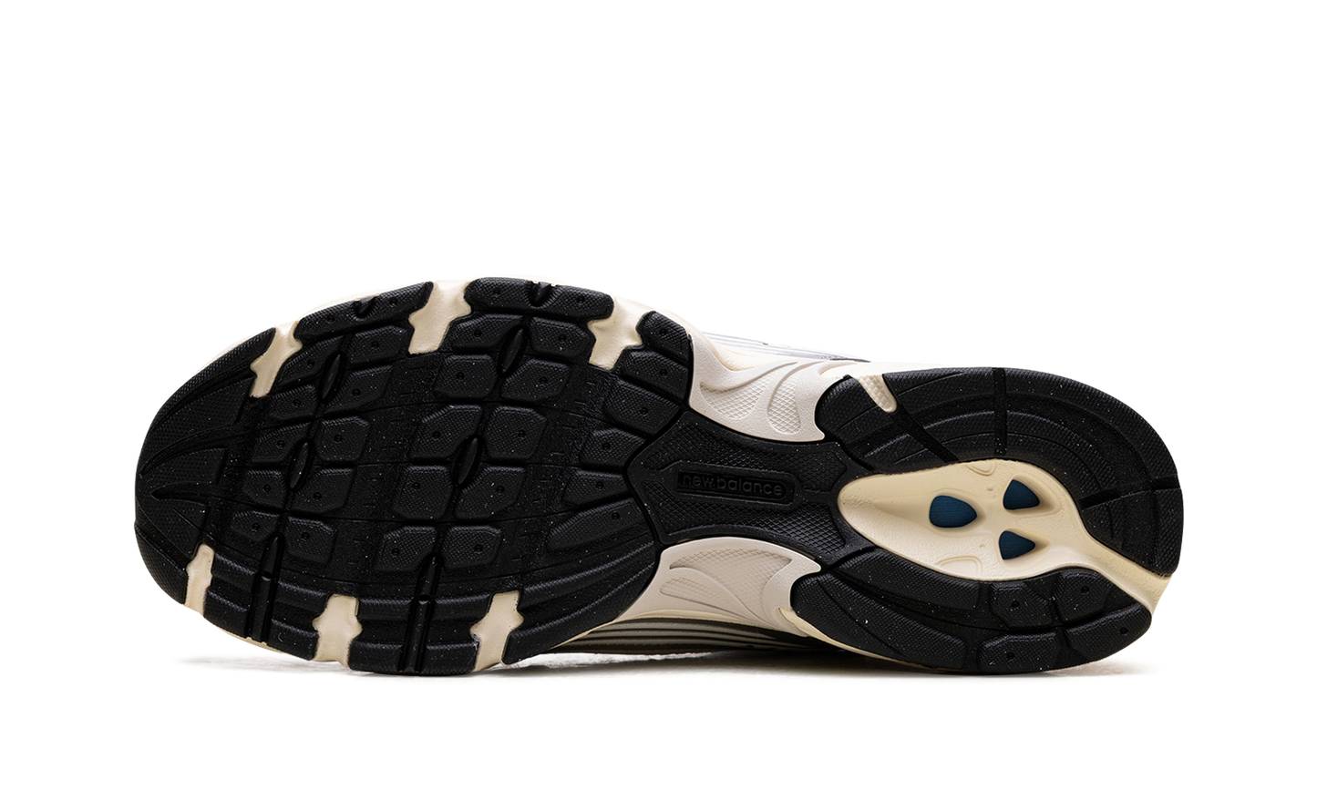 530 "Silver Metallic / Linen" U530ESB